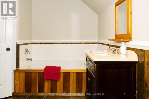 1040 Ski Ridge Trail, Dysart Et Al (Guilford), ON - Indoor Photo Showing Bathroom