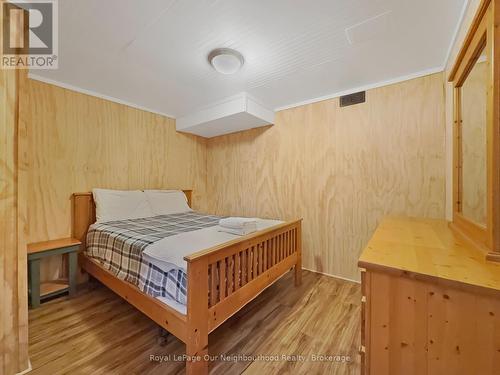 1040 Ski Ridge Trail, Dysart Et Al (Guilford), ON - Indoor Photo Showing Bedroom