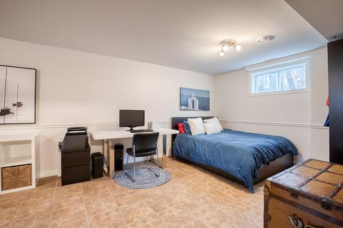 Salle familiale - 74 Rue Houle, Saint-Jean-Sur-Richelieu, QC - Indoor Photo Showing Bedroom