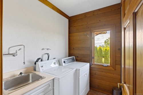 9775 West Saanich Rd, North Saanich, BC 