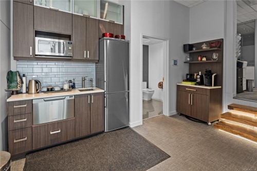 105-1090 Johnson St, Victoria, BC 