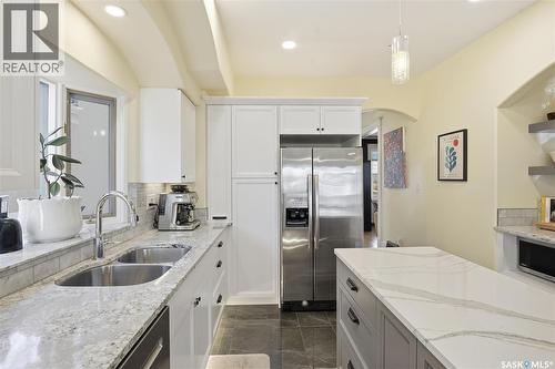702 Queen Street, Saskatoon, SK - Indoor Photo Showing Kitchen With Double Sink With Upgraded Kitchen