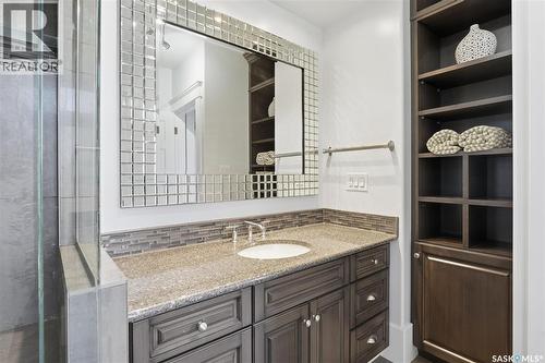 702 Queen Street, Saskatoon, SK - Indoor Photo Showing Bathroom