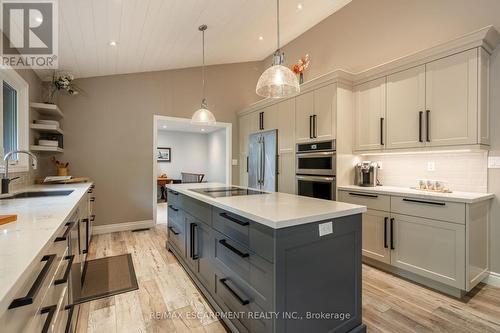 7575 Milburough Line, Milton, ON - Indoor Photo Showing Kitchen With Upgraded Kitchen