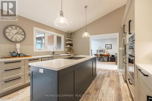 7575 Milburough Line, Milton, ON - Indoor Photo Showing Kitchen With Upgraded Kitchen