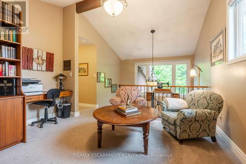 7575 Milburough Line, Milton, ON - Indoor Photo Showing Living Room