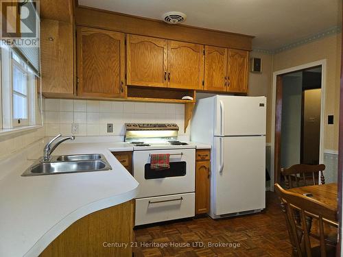 6558 Oneil Street, Niagara Falls (Stamford), ON - Indoor Photo Showing Kitchen With Double Sink