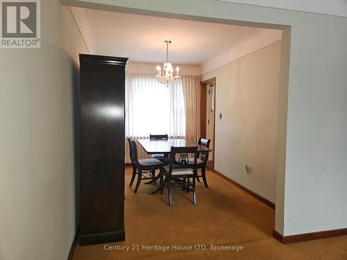 6558 Oneil Street, Niagara Falls (Stamford), ON - Indoor Photo Showing Dining Room