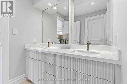 271 Oakhill Road, Mississauga, ON - Indoor Photo Showing Bathroom