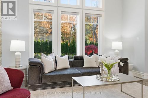 271 Oakhill Road, Mississauga, ON - Indoor Photo Showing Living Room