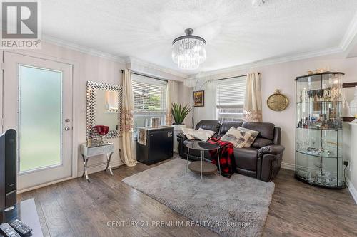 7 - 460 Woodmount Drive, Oshawa, ON - Indoor Photo Showing Living Room