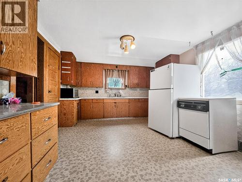 152 & 162 3Rd Avenue W, Central Butte, SK - Indoor Photo Showing Kitchen