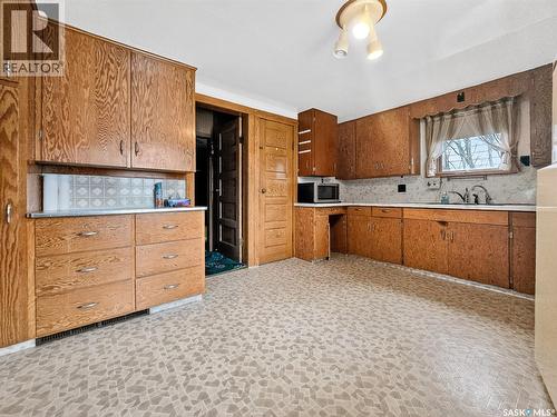 152 & 162 3Rd Avenue W, Central Butte, SK - Indoor Photo Showing Kitchen
