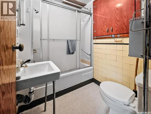 152 & 162 3Rd Avenue W, Central Butte, SK - Indoor Photo Showing Bathroom