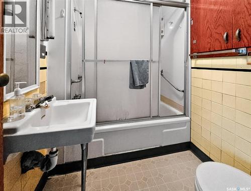 152 & 162 3Rd Avenue W, Central Butte, SK - Indoor Photo Showing Bathroom