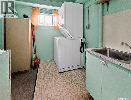 152 & 162 3Rd Avenue W, Central Butte, SK - Indoor Photo Showing Laundry Room