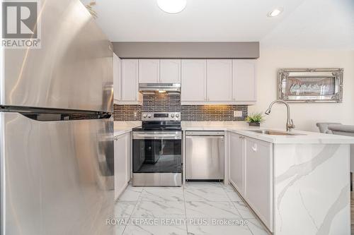 35 Jerry Drive, Cambridge, ON - Indoor Photo Showing Kitchen With Stainless Steel Kitchen With Upgraded Kitchen