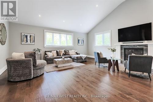 18 Windy Ridge Drive, Toronto, ON - Indoor Photo Showing Living Room