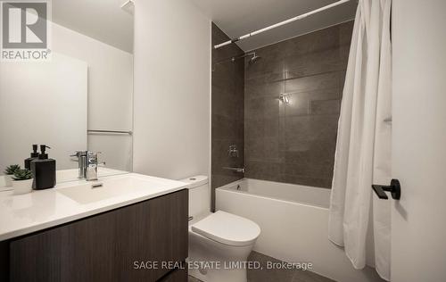 330 - 215 Lakeshore Road W, Mississauga, ON - Indoor Photo Showing Bathroom