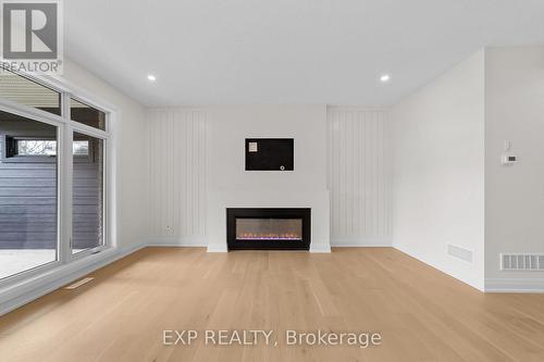 6875 Heathwoods Avenue, London South (South V), ON - Indoor With Fireplace