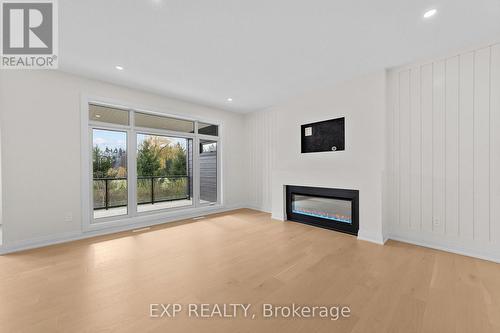 6875 Heathwoods Avenue, London South (South V), ON - Indoor Photo Showing Living Room With Fireplace