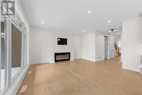 6875 Heathwoods Avenue, London South (South V), ON - Indoor Photo Showing Living Room With Fireplace