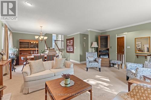 704 Vine Street, St. Catharines (Lakeshore), ON - Indoor Photo Showing Living Room