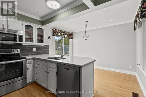 704 Vine Street, St. Catharines (Lakeshore), ON - Indoor Photo Showing Kitchen With Double Sink With Upgraded Kitchen
