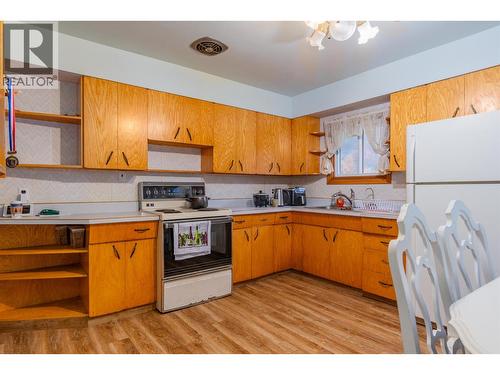 1473 3A Highway, Castlegar, BC - Indoor Photo Showing Kitchen