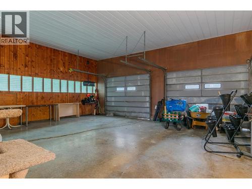 1473 3A Highway, Castlegar, BC - Indoor Photo Showing Garage