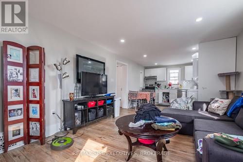 695 Victoria Street, Kingston (East Of Sir John A. Blvd), ON - Indoor Photo Showing Living Room