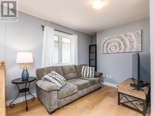 634 Moorpark Avenue, Ottawa, ON - Indoor Photo Showing Living Room