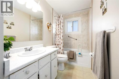 828 Assiniboine Crescent, Sarnia, ON - Indoor Photo Showing Bathroom