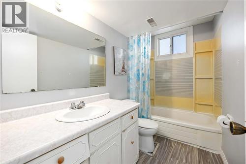 828 Assiniboine Crescent, Sarnia, ON - Indoor Photo Showing Bathroom
