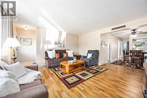 828 Assiniboine Crescent, Sarnia, ON - Indoor Photo Showing Living Room