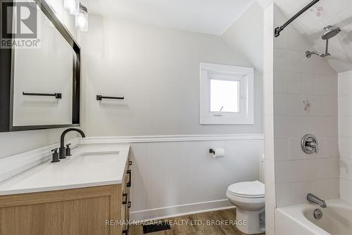48 Wilton Avenue, Welland (Broadway), ON - Indoor Photo Showing Bathroom