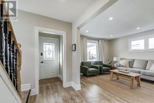 48 Wilton Avenue, Welland (Broadway), ON - Indoor Photo Showing Living Room