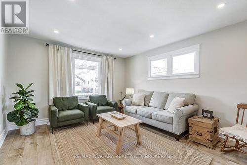48 Wilton Avenue, Welland (Broadway), ON - Indoor Photo Showing Living Room