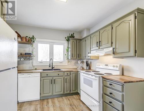 48 Wilton Avenue, Welland (Broadway), ON - Indoor Photo Showing Kitchen