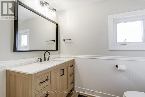 48 Wilton Avenue, Welland (Broadway), ON - Indoor Photo Showing Bathroom