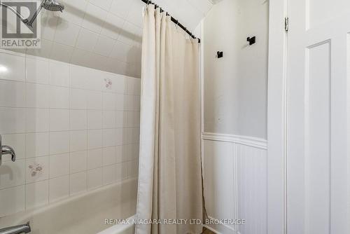 48 Wilton Avenue, Welland (Broadway), ON - Indoor Photo Showing Bathroom