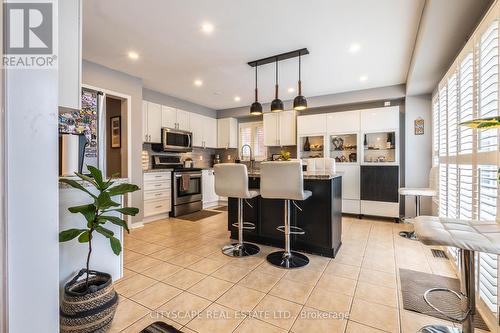 5216 Nova Crescent, Burlington, ON - Indoor Photo Showing Kitchen With Upgraded Kitchen