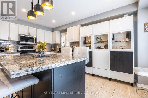 5216 Nova Crescent, Burlington, ON - Indoor Photo Showing Kitchen With Upgraded Kitchen