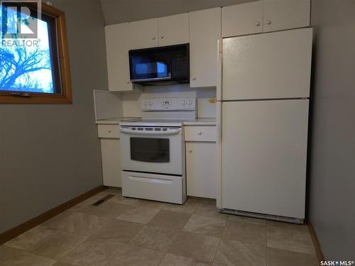 643 Ominica Street E, Moose Jaw, SK - Indoor Photo Showing Kitchen