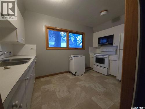 643 Ominica Street E, Moose Jaw, SK - Indoor Photo Showing Kitchen
