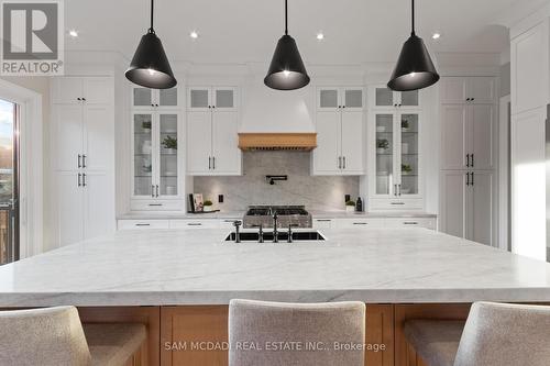 4584 Full Moon Circle, Mississauga, ON - Indoor Photo Showing Kitchen With Upgraded Kitchen
