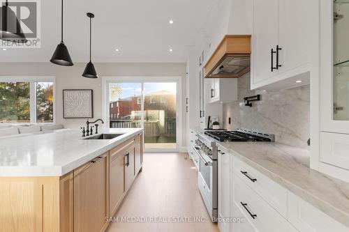 4584 Full Moon Circle, Mississauga, ON - Indoor Photo Showing Kitchen With Upgraded Kitchen