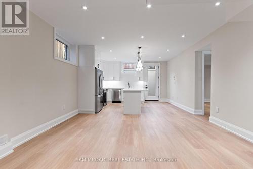 4584 Full Moon Circle, Mississauga, ON - Indoor Photo Showing Kitchen