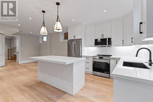 4584 Full Moon Circle, Mississauga, ON - Indoor Photo Showing Kitchen With Upgraded Kitchen