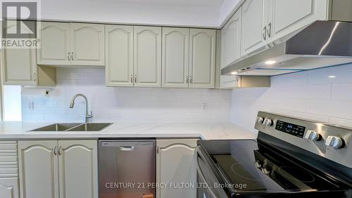 Kitchen - 1339 Quinpool Court, Mississauga, ON - Indoor Photo Showing Kitchen With Double Sink With Upgraded Kitchen